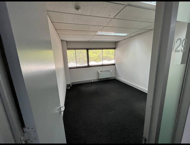1,960M² OFFICE TO LET IN PINELANDS